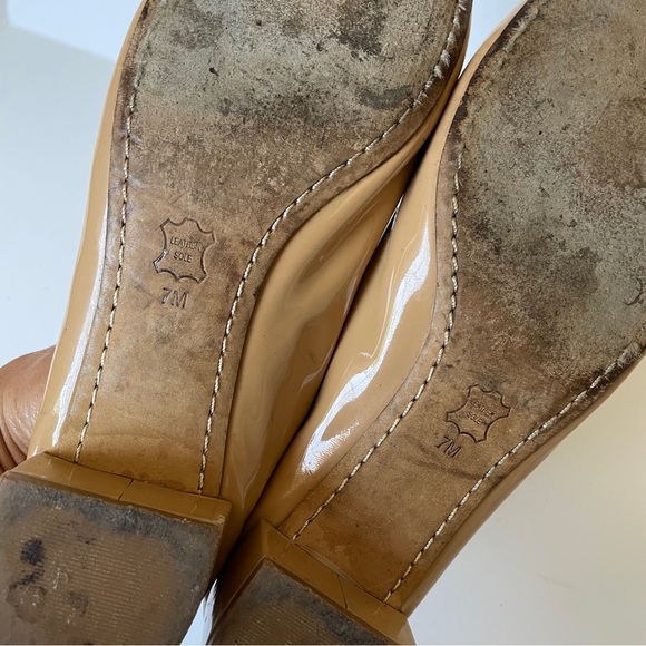 Tory Burch Chelsea Tan Patent Charm Leather Round Toe Bow 7M Heel Pump - Picture 5 of 7